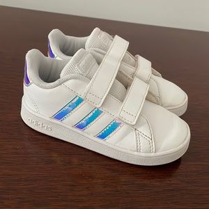 Toddler 9K Adidas Grand Court white/Iridescent Sneaker
